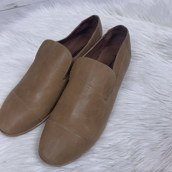 NEW Jeffrey Campbell tan leather slip on loafer - Picture 2 of 10